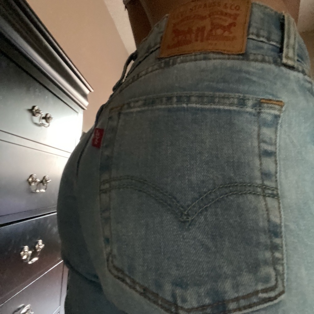 super cute levi jeans! hardly worn perfect condition 😍😍